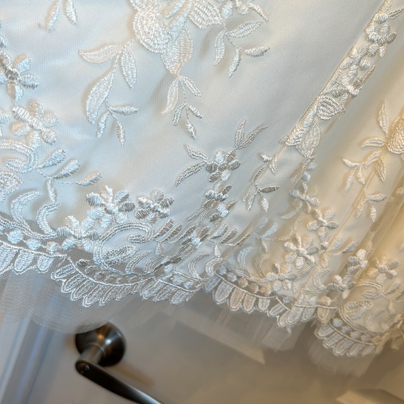 Minuet lace bridal/ or party dress - Picture 3 of 14